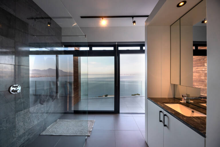 22 protea gordons bay 32 en suite bathroom with sea view  768x513