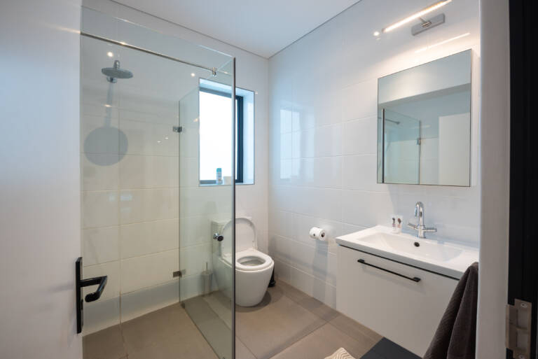 22 protea gordons bay 36 sea view bedroom with en suite bathroom 768x513