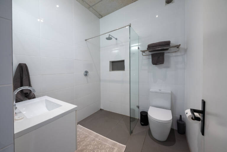 22 protea gordons bay 38 en suite shower with towels 768x513