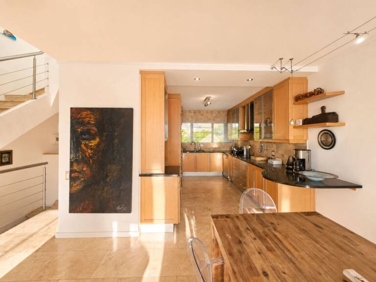24 gordonia gordons bay 06 open plan living with dining and kitchen 768x576