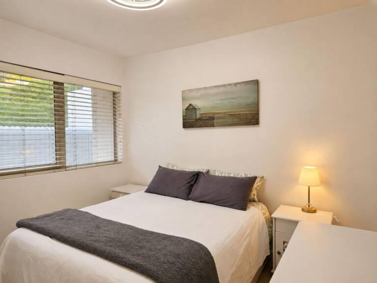 24 gordonia gordons bay 24 guest bedroom with quality linen 1 768x576