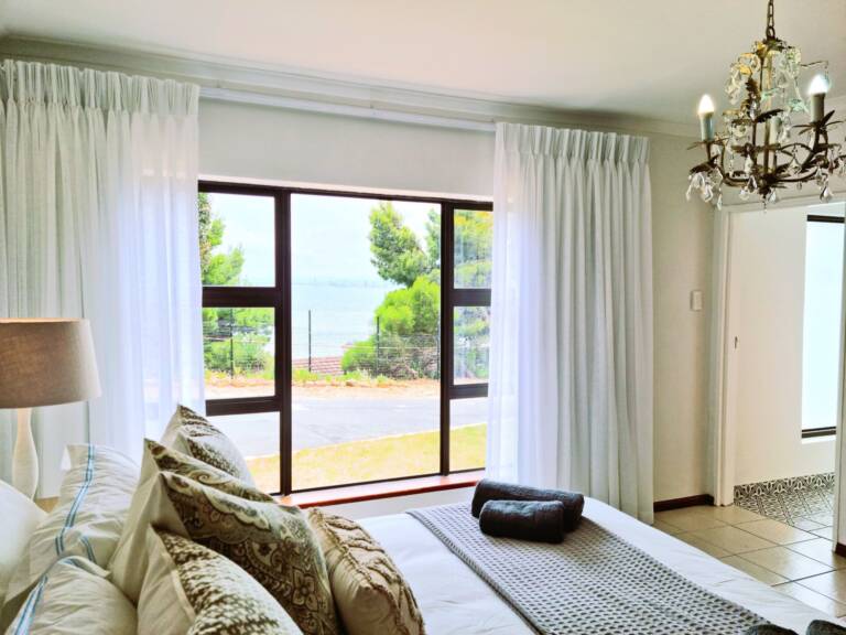 79 protea gordons bay 14 bedroom with en suite bath 1 768x576