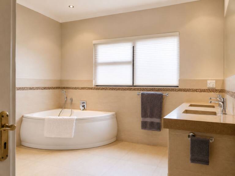 amazing view villa gordons bay 14 bathroom with oval bath tub 768x576