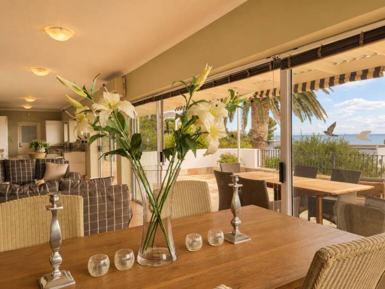 amazing view villa gordons bay 25 indoor dining with patio access 768x576