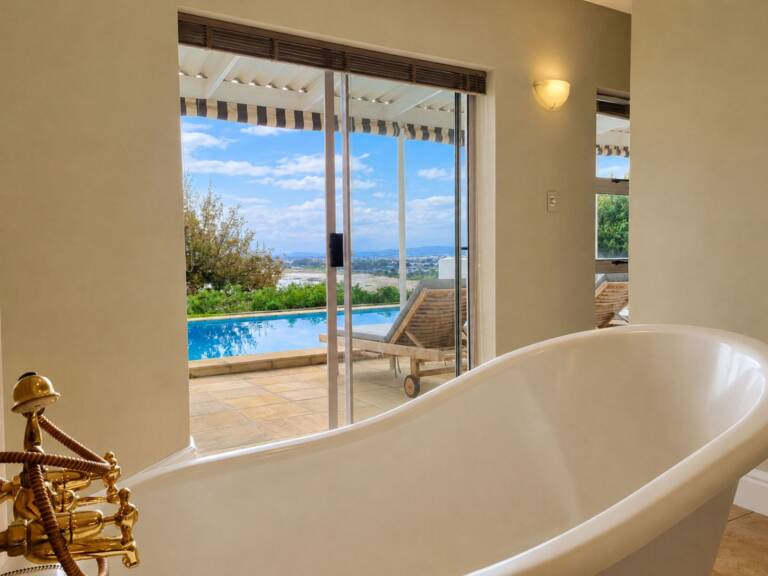 amazing view villa gordons bay 35 en suite bathroom with sea view 768x576