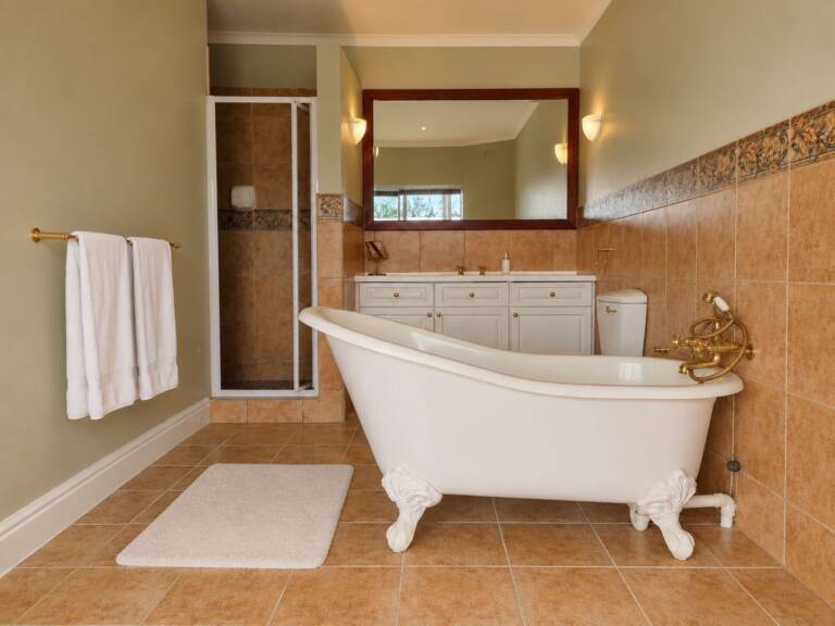 amazing view villa gordons bay 36 en suite bathroom with bath and shower 768x576