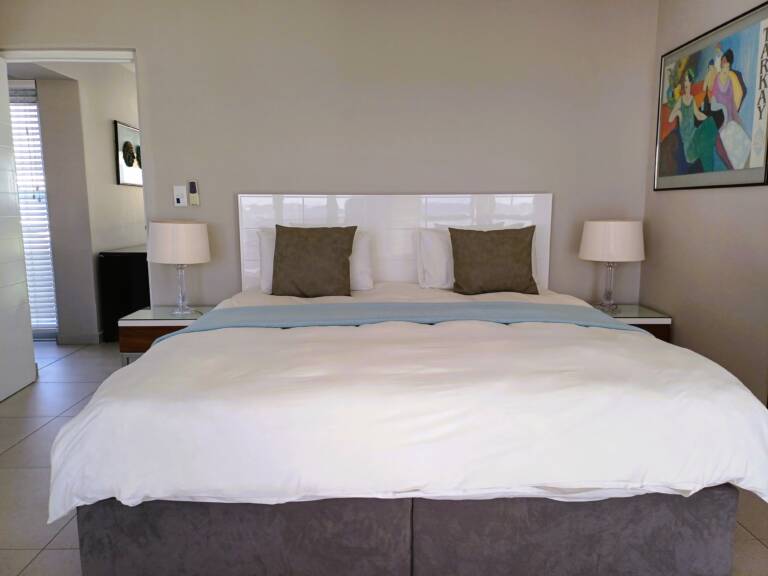 antilles on the beach gordons bay 17 bedroom with en suite bathroom 768x576
