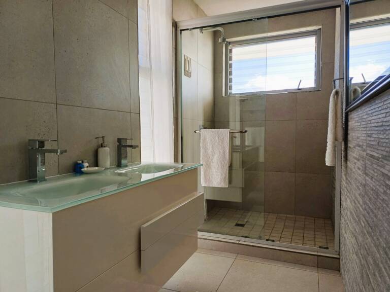 antilles on the beach gordons bay 19 en suite bathroom with shower 768x576