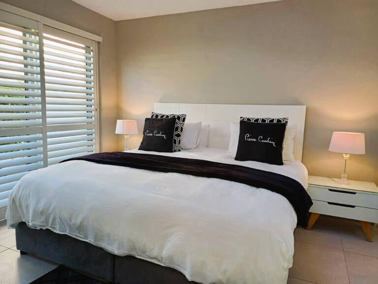 antilles on the beach gordons bay 20 bedroom with en suite bath 768x576