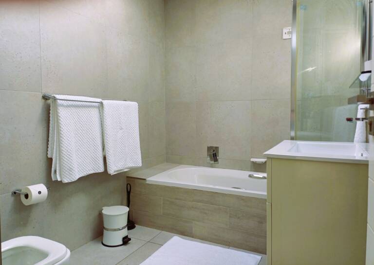 antilles on the beach gordons bay 22 en suite bathroom with bath 768x545
