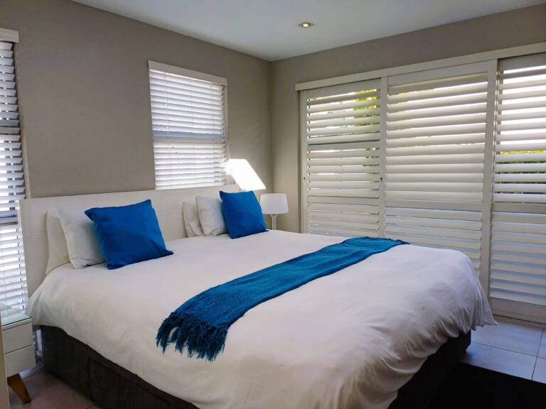 antilles on the beach gordons bay 23 bedroom with en suite bathroom 768x576