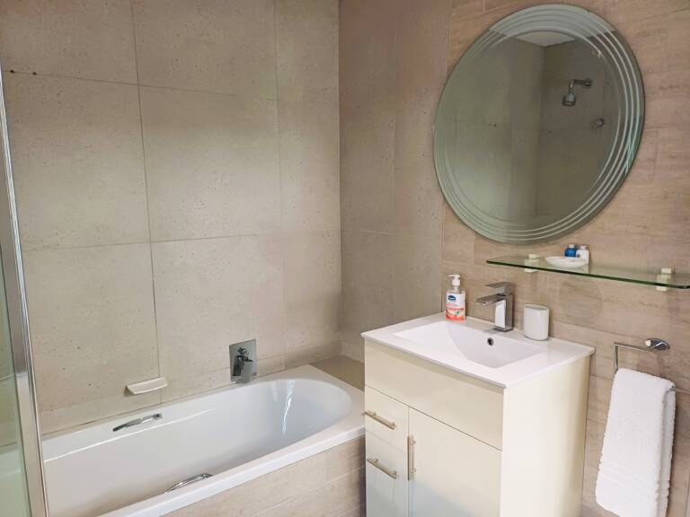 antilles on the beach gordons bay 28 twin room with en suite bath tub 768x576