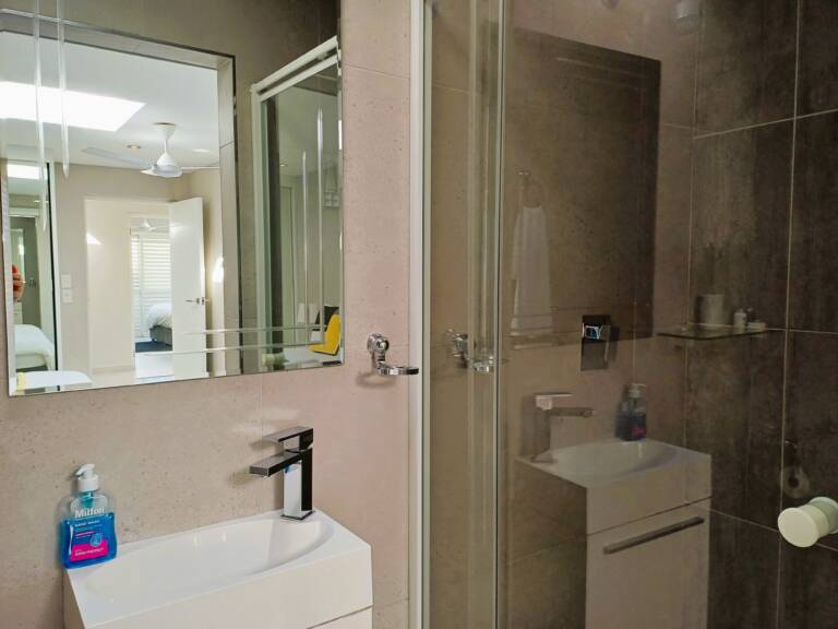 antilles on the beach gordons bay 31 en suite bedroom with shower 768x576