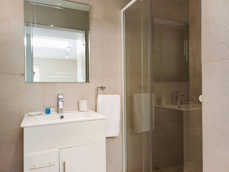 antilles on the beach gordons bay 34 twin bedroom with shower 768x576