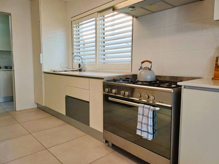 antilles on the beach gordons bay 38 gas stove with 6 burners 768x576
