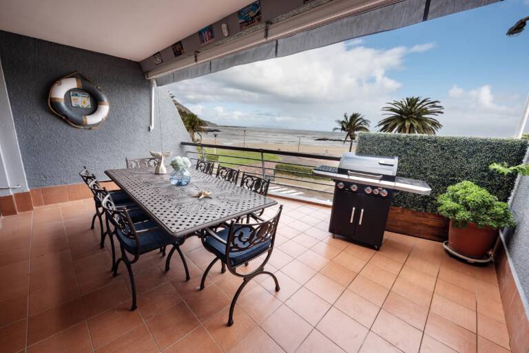 beach2anchor gordons bay 04 balcony dining with braai 768x513