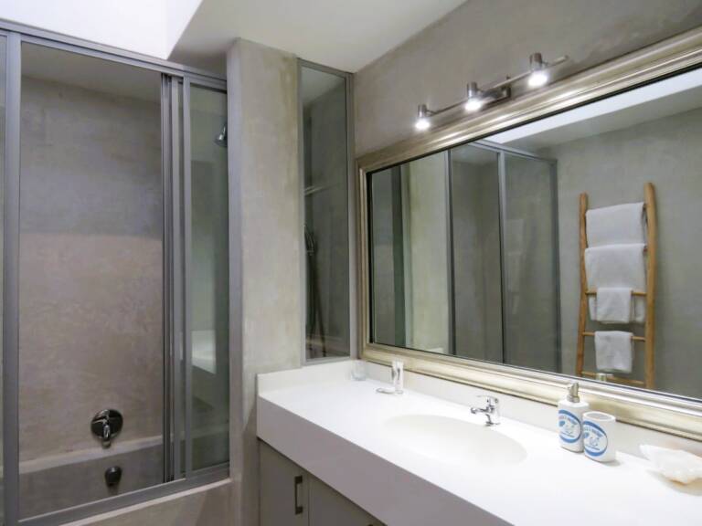 beach2anchor gordons bay 11 modern bathroom with shower and bath 768x576