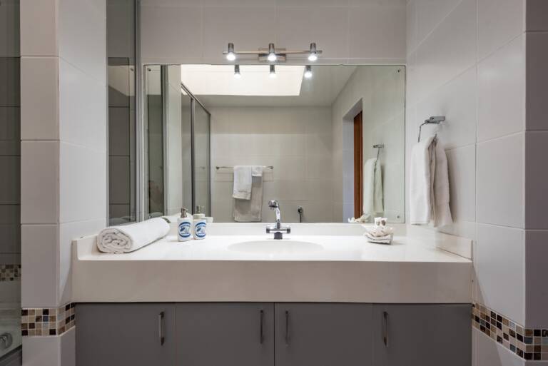beach2anchor gordons bay 12 modern bathroom with luxury fittings 768x513