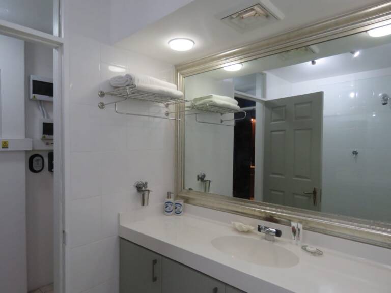 beach2anchor gordons bay 20 bathroom with towels 768x576