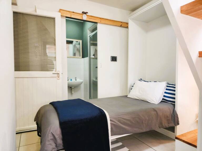 beach2anchor gordons bay 23 en suite bathroom with shower 768x576