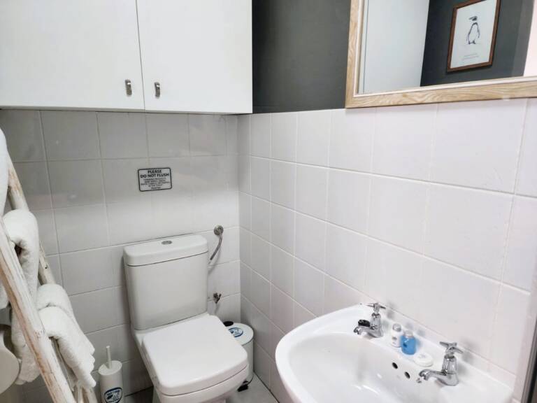 beach2anchor gordons bay 24 bedroom with en suite bathroom 768x576