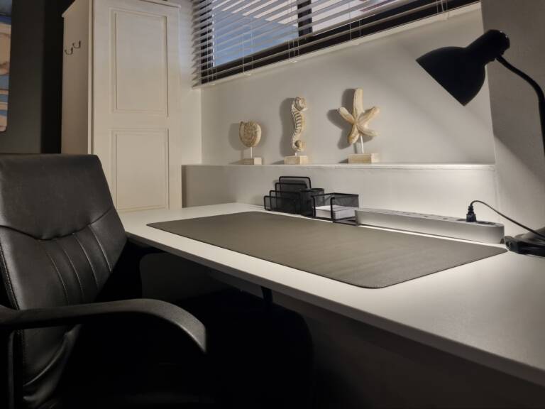beach2anchor gordons bay 33 central accommodation with work desk 768x576