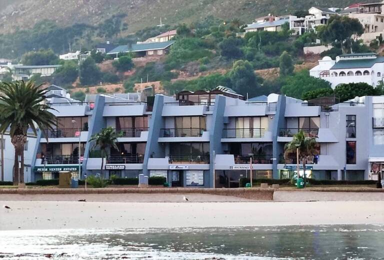 beach2anchor gordons bay 35 central with coffee shops and bars 768x519