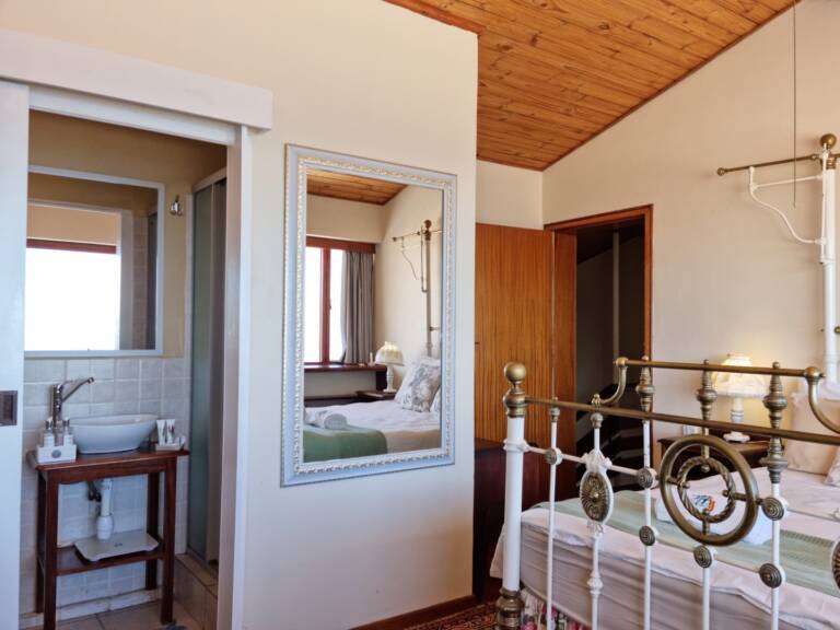 bikini beach holiday home gordons bay 10 bedroom with en suite bathroom 768x576