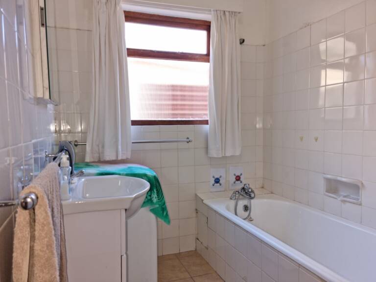 bikini beach holiday home gordons bay 18 bathroom with bath 768x576