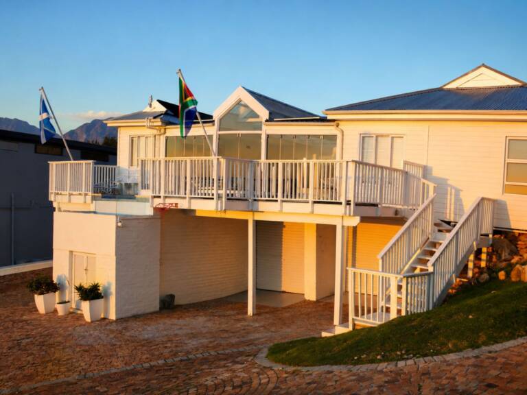 bolussi house gordons bay 02 sea view holiday house with 6 en suite bedrooms 768x576