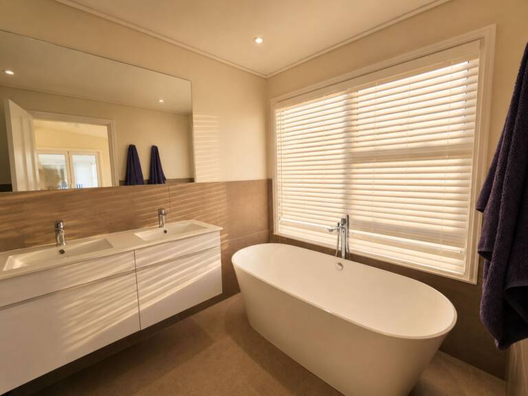 bolussi house gordons bay 22 bathroom with bath tub 768x576