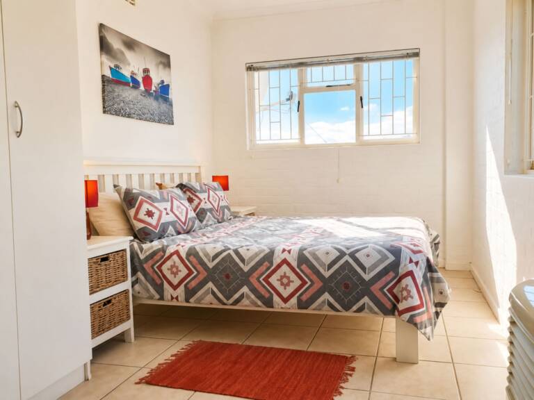 bolussi house gordons bay 32 bedroom with queen bed 768x576