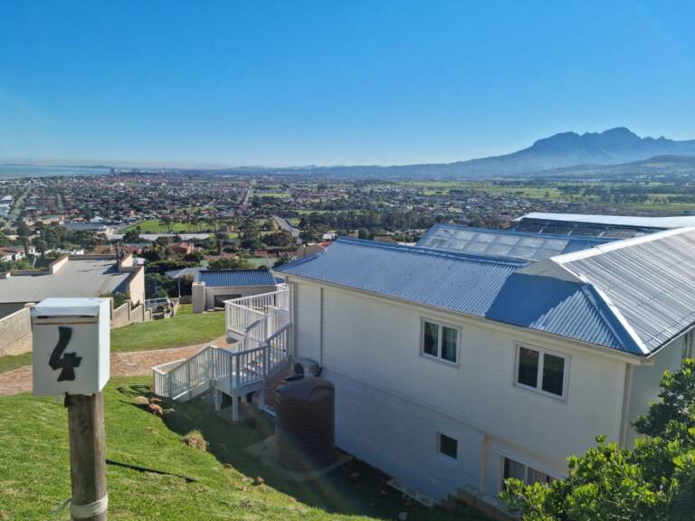 bolussi house gordons bay 38 6 bedroom holiday cottage with private pool  768x576