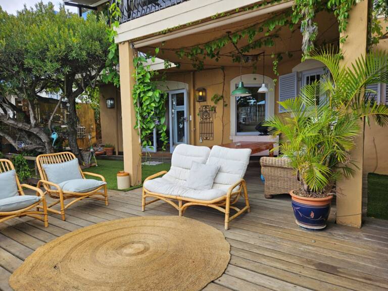 cardamom cottage gordons bay 05 patio with comfortable furniture 768x576