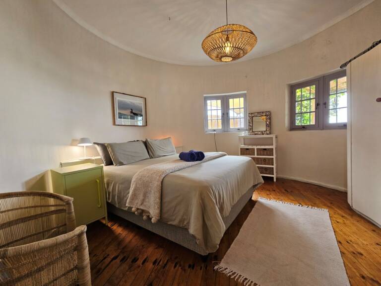 cardamom cottage gordons bay 14 bedroom with luxury linen 768x576