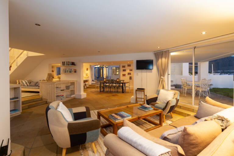 casa blanca gordons bay 09 open plan flow with family entertainment 768x512