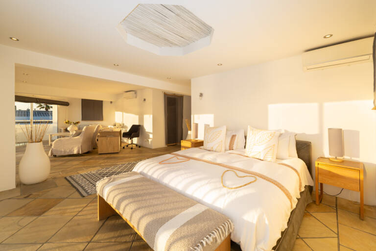 casa blanca gordons bay 11 master bedroom with open plan seating 768x512