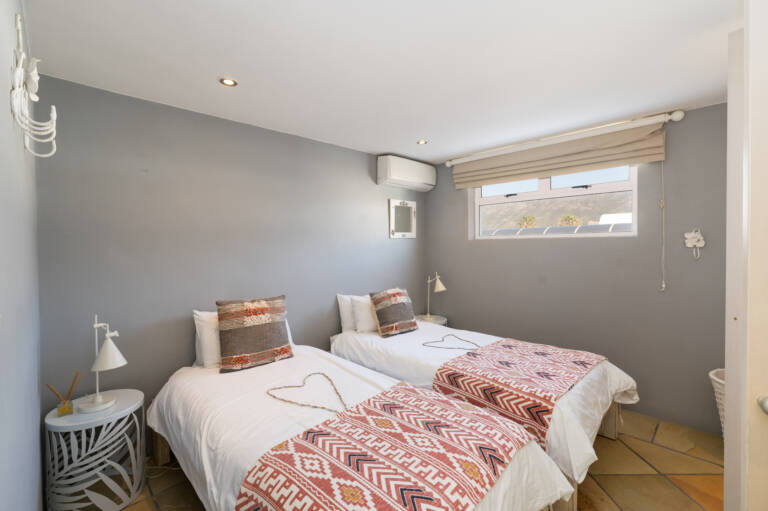 casa blanca gordons bay 20 guest room with en suite bathroom 768x511