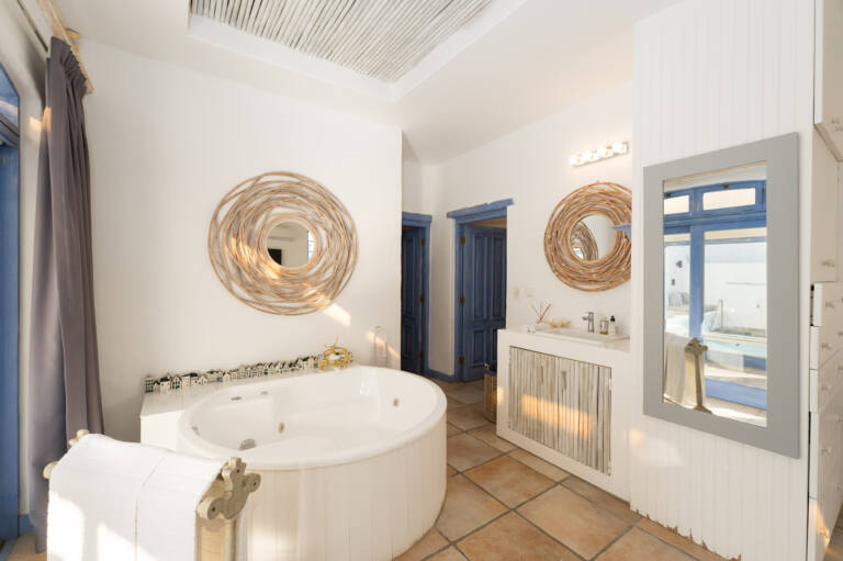 casa blue gordons bay 13 bathroom with spa bath 768x511