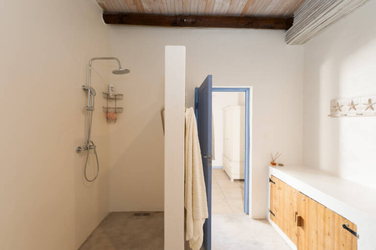 casa blue gordons bay 17 guest room with en suite bathroom 768x511