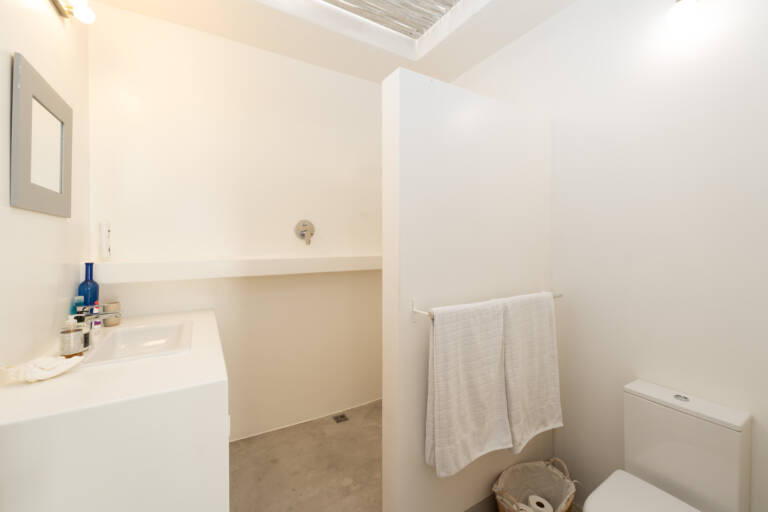 casa blue gordons bay 21 family room with en suite bathroom 768x512