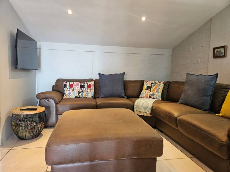 casita shonene gordons bay 09 lounge with television 768x576