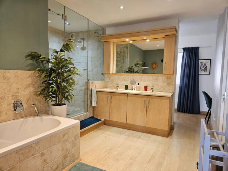 casita shonene gordons bay 19 bathroom with bath 768x576