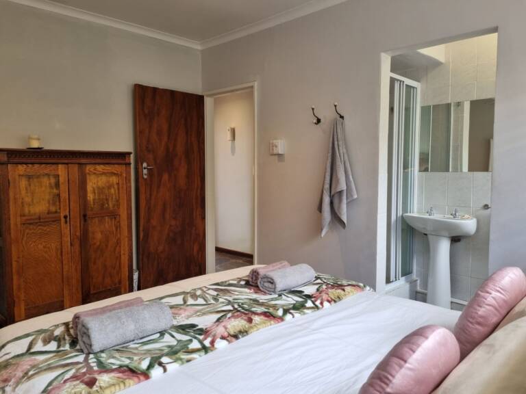 country beach house gordons bay 06 bedroom with en suite bathroom 768x576