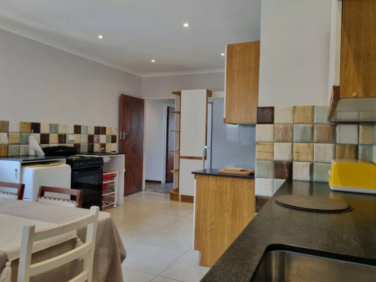 country beach house gordons bay 18 kitchen with dining table 768x576