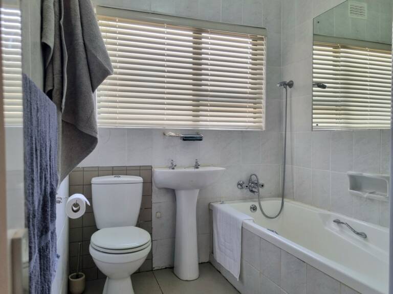 country beach house gordons bay 22 bathroom with bath tub 768x576
