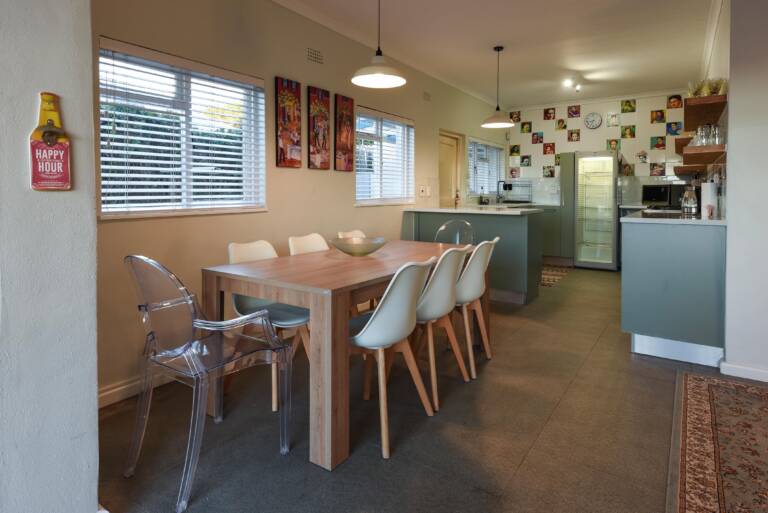 die badhuis gordons bay 05 modern kitchen with cooking appliances 768x513