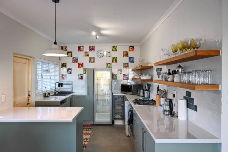die badhuis gordons bay 06 self catering kitchen with modern appliances 768x511