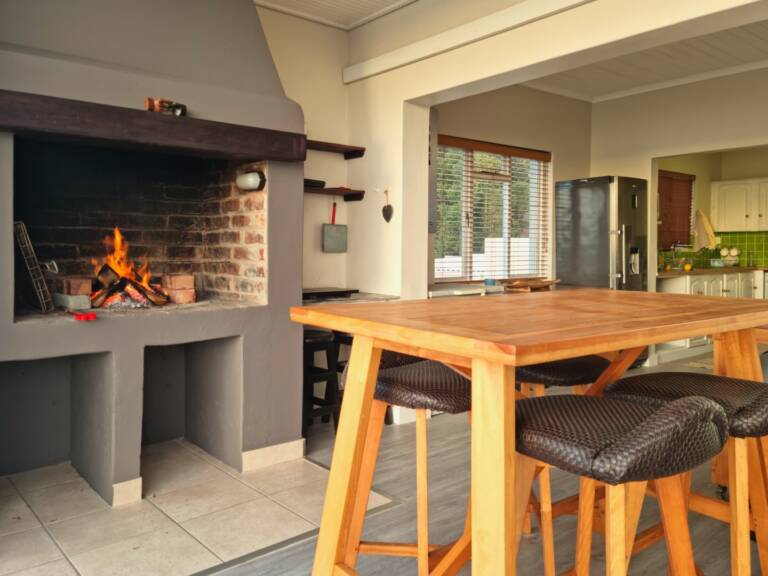 die braaihuis gordons bay 07 open plan living with kitchen and braai 768x576