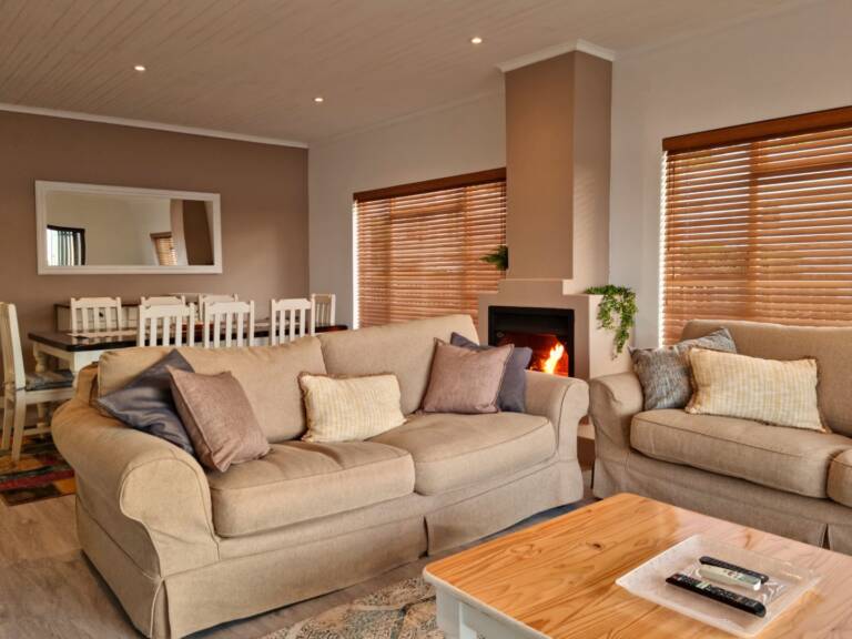 die braaihuis gordons bay 08 lounge with indoor fire place 768x576